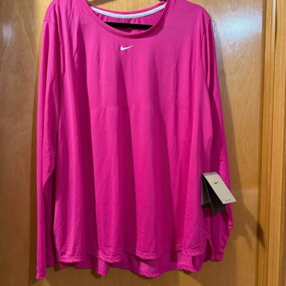 NWT Women’s magenta plus size exercise long sleeve shirt 2X - 3X runs smaller
